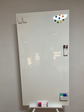 Pizarra doble cara con ruedas