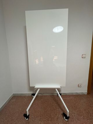 Pizarra doble cara con ruedas