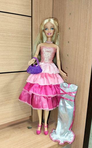 Barbie Happy birthday con vestito rosa e accessori