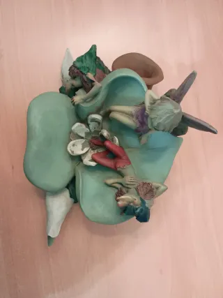 Figura Hadas Paor 'Fata e Pixes su fiore'