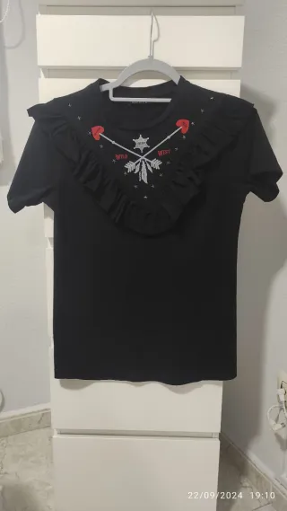 Camiseta negra mujer con volantes