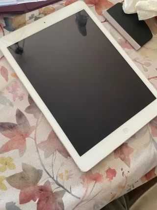 iPad Air plateado con 2 fundas de Amazon