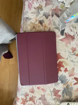 iPad Air plateado con 2 fundas de Amazon