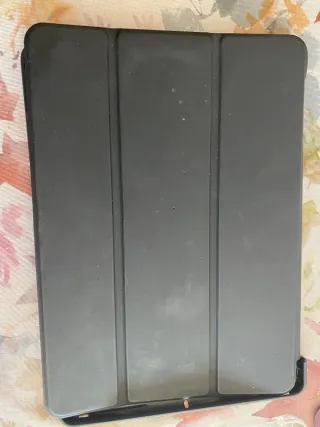 iPad Air plateado con 2 fundas de Amazon