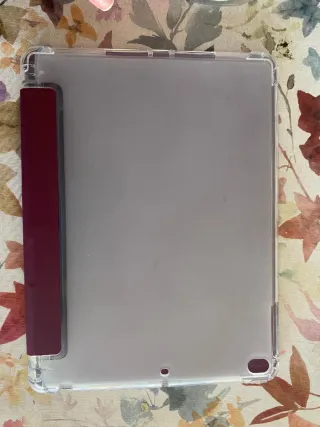 iPad Air plateado con 2 fundas de Amazon