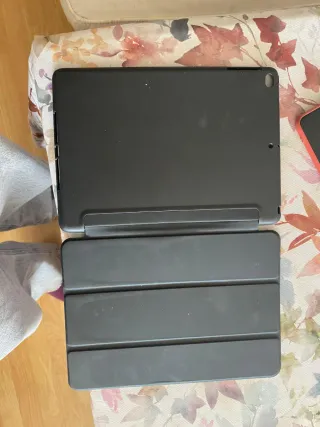 iPad Air plateado con 2 fundas de Amazon