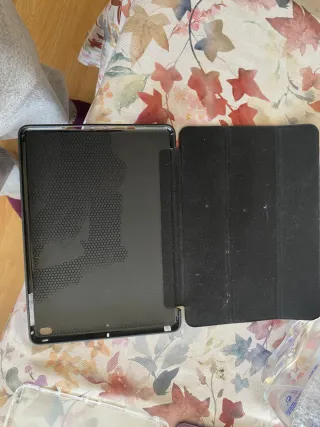 iPad Air plateado con 2 fundas de Amazon