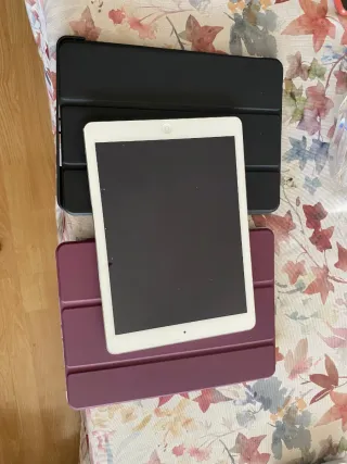 iPad Air plateado con 2 fundas de Amazon