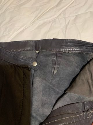 Pantalón vintage piel gris