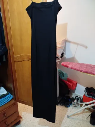 Vestido largo de fiesta en negro con abertura