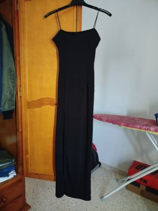 Vestido largo negro con tirantes abertura lateral