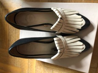 Zapatos planos azul marino y blanco