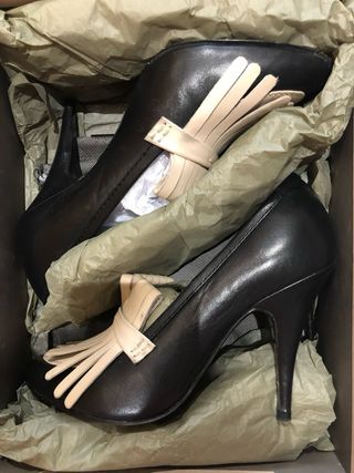 Zapatos planos azul marino y blanco