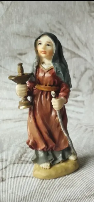 Figura mujer belén con candelabro