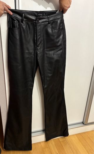 Pantalón Stradivarius cuero flare bolsillos S