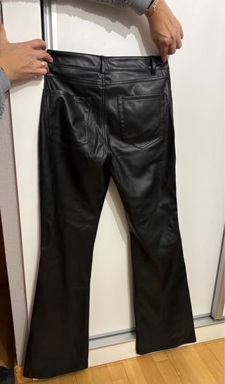 Pantalón Stradivarius cuero flare bolsillos S