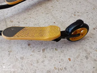 Patín 3 ruedas amarillo