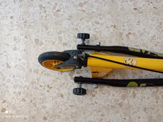 Patín 3 ruedas amarillo