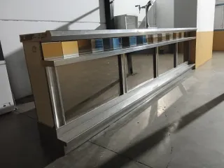 Mostrador de bar más bajo mostrador y grifo