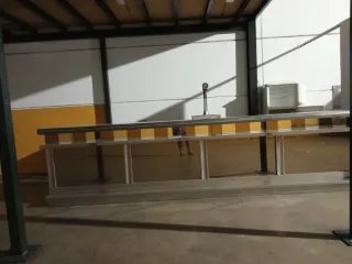 Mostrador de bar más bajo mostrador y grifo