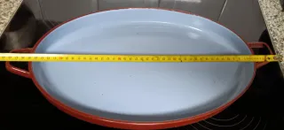 Fuente metálica ovalada azul con asas rojas