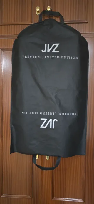 Traje azul de chic, sin estrenar.