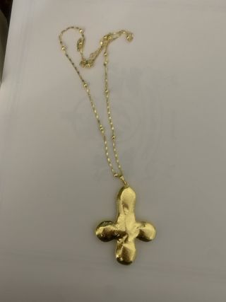 Colar dourado com pingente de cruz
