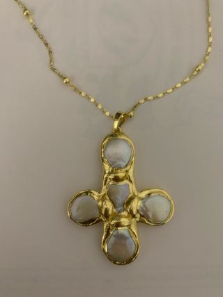 Colar dourado com pingente de cruz