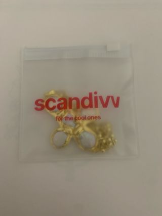 Colar dourado com pingente de cruz