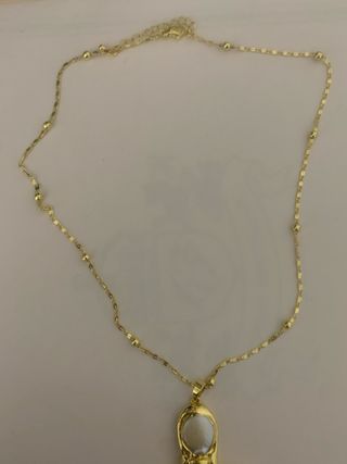 Colar dourado com pingente de cruz