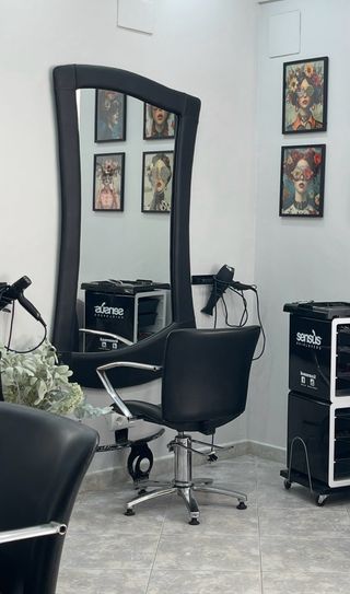 Silla y espejo peluquería