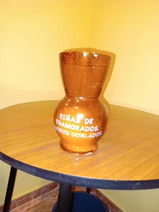 Jarrón de cerámica marrón