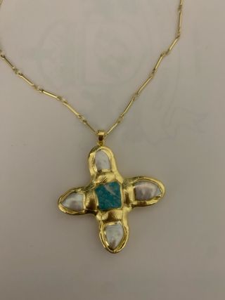 Colar dourado cruz com pedras naturais