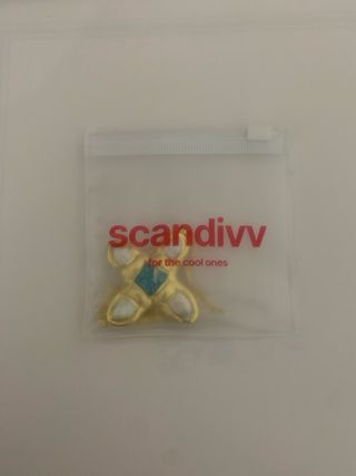 Colar dourado cruz com pedras naturais