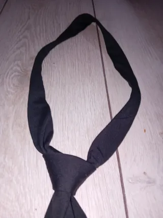 Corbata negra delgada