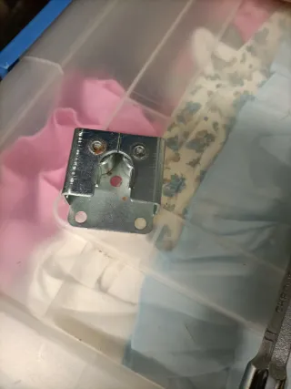 Soportes metálicos para persianas enrollables.