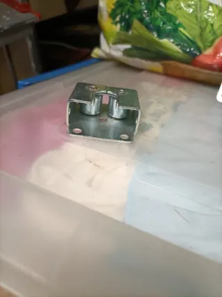 Soportes metálicos para persianas enrollables.