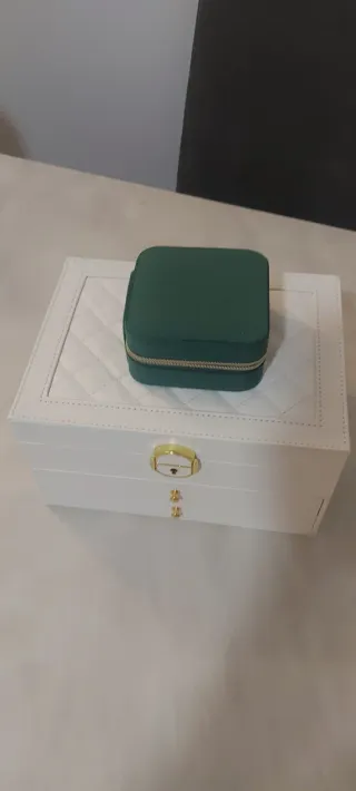 Portagioie bianco con specchio e cassetti