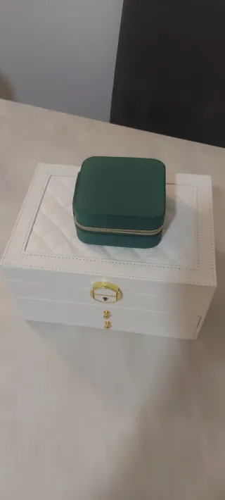 Portagioie bianco con specchio e cassetti