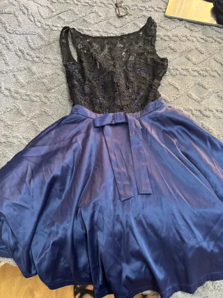 Vestido azul con encaje negro