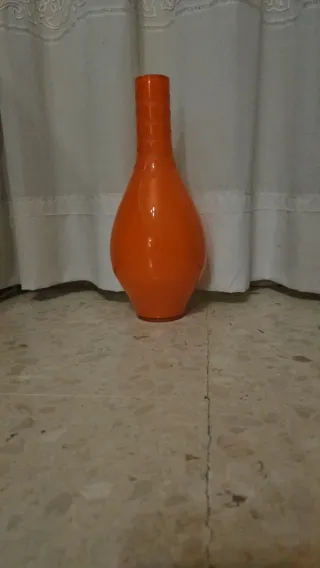 Jarrón naranja vintage de plástico