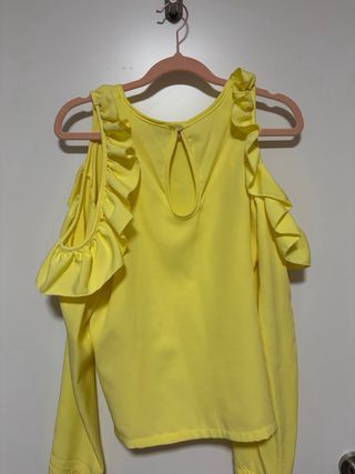 Blusa amarilla hombros descubiertos manga larga