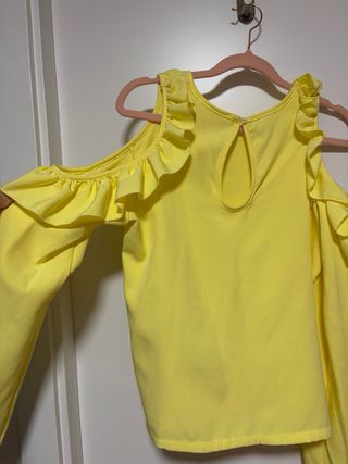 Blusa amarilla hombros descubiertos manga larga