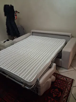 Divano letto color bianco ghiaccio in velluto