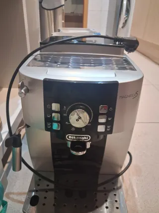 Cafetera DeLonghi Magnifica S Plata