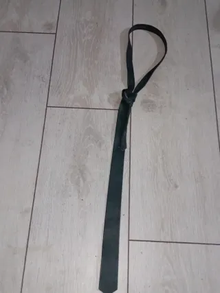 Corbata de cuero negra