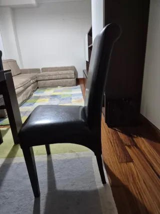 Mesa comedor y 6 sillas negras y 2 puffs