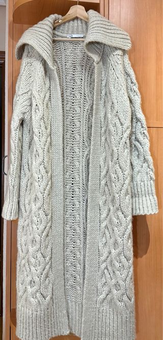 Abrigo de punto ochos de Zara