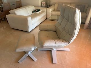 Butaca de piel beige con reposapiés