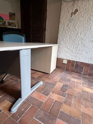 Mesa y cajonera de oficina en L madera y metal